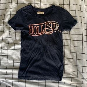 Chique Navy Hollister T-Shirt